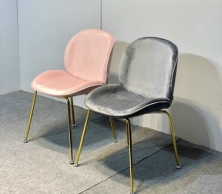 Ghế Gubi vải nhung chân mạ vàng và chân đen